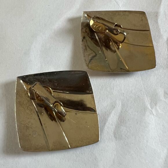 Vintage Unsigned Diamond-Shaped Clip-On Earrings w/ Cream, Silver, Black Enamel - Picture 3 of 4